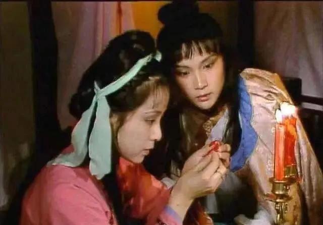 网友提问#红楼梦#晴雯一个丫头，为何能补全城无人敢接的孔雀裘？这雀金裘来头不