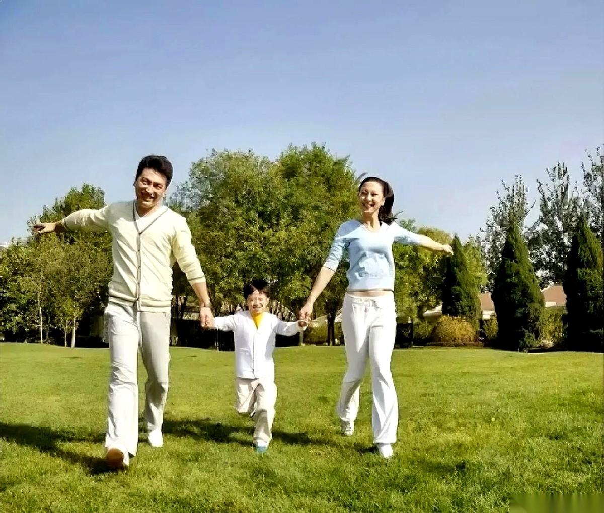 我告诉你个扎心的事儿。一个家是怎么败光的，你以为是穷？是没钱？错。是把家过成