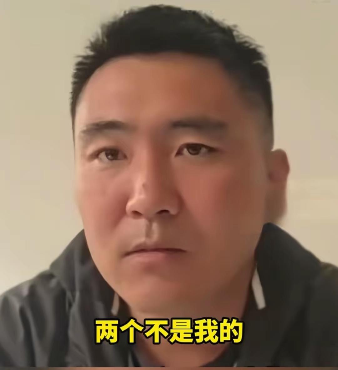 山东青岛。男子和妻子结婚10多年，偶然发现妻子跟陌生男子发小儿子照片还要学费，
