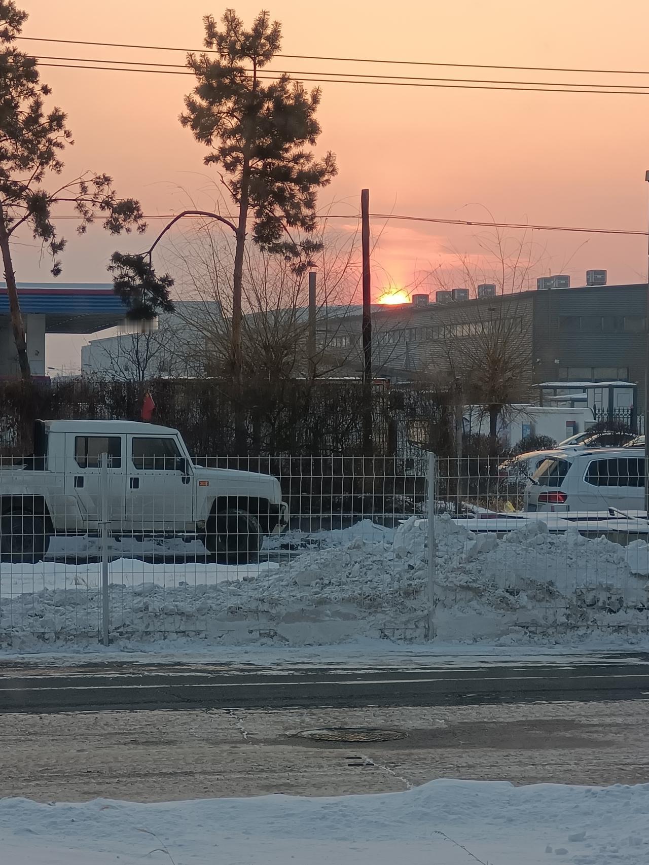 幸福在当下最消耗生命的，是你的念头。胡思乱想、执着焦虑，最伤元气。想要变