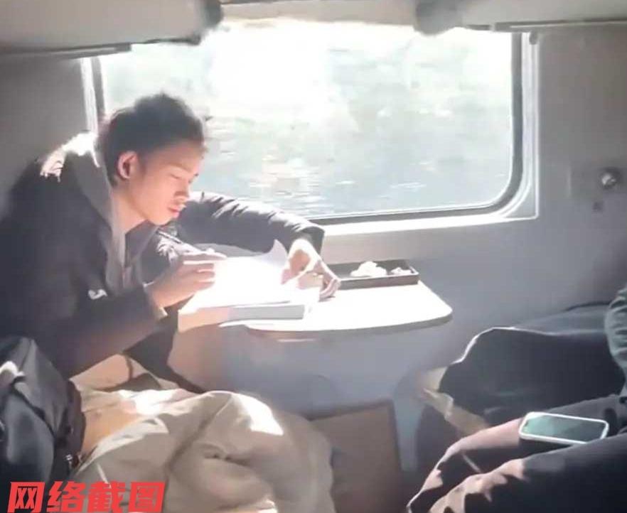 有男子坐火车的卧铺回家途中，上车一眼就看到有男生在一处看书，男子起初还没有觉得什