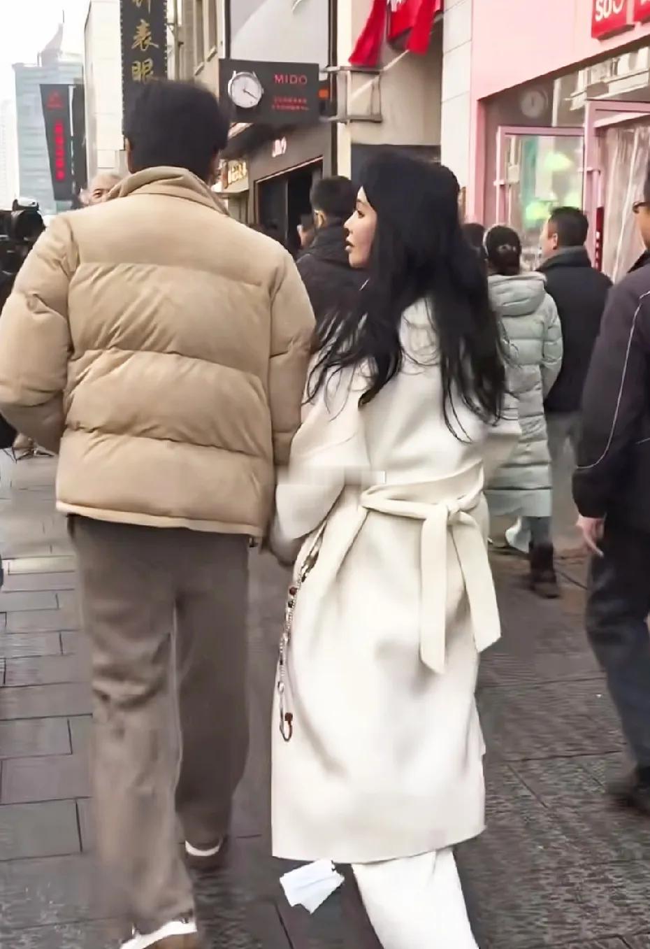 有网友在沈阳中街偶遇秦昊伊能静，这两口子好恩爱！伊能静今年上了春晚，和苏有朋合唱