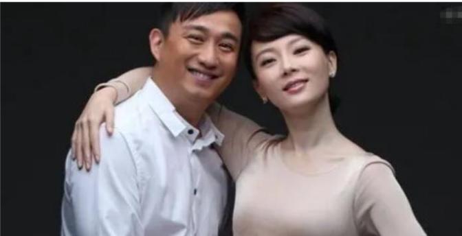 有一次，黄磊和陈数在香港拍戏时，他突发奇想，对陈数说：“要不咱俩制造点绯闻，给新