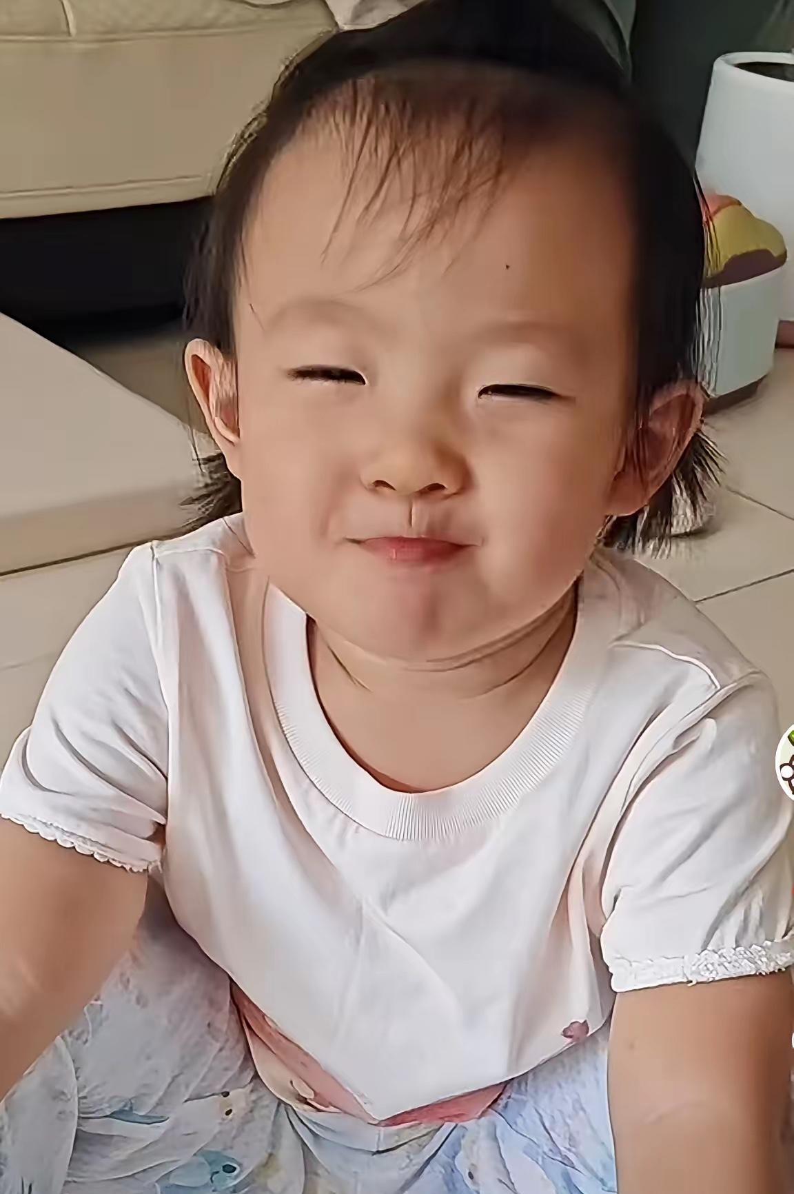 这个闪闪，也太喜欢翻白眼了吧？她才两岁多呀，这个动作做的这么熟练，一定是平时经