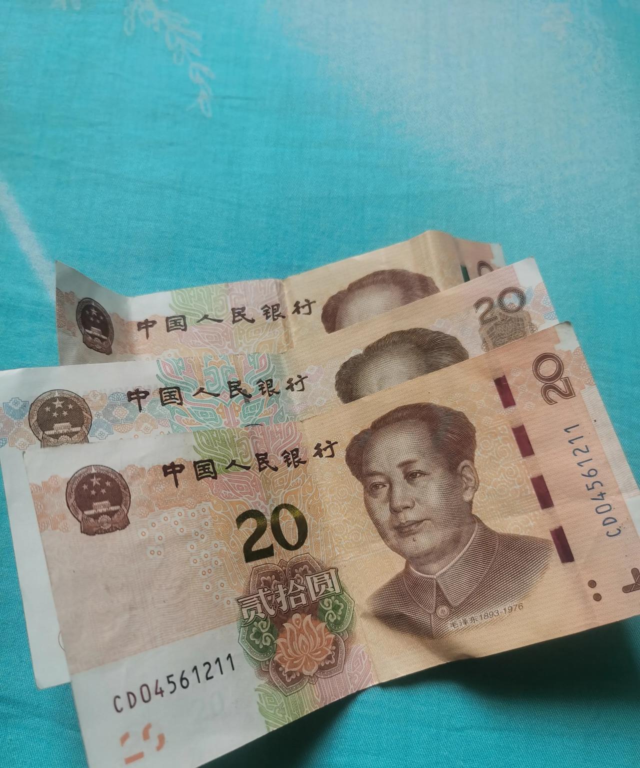 今天挣了60块钱，特别特别的开心[大笑]我左看右看，舍不得扔，我想我放在买菜的