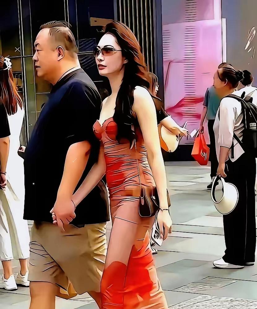 成都春熙路这对情侣，撕开了多少网红的遮羞布？​这两天，成都春熙路一张素人街拍图