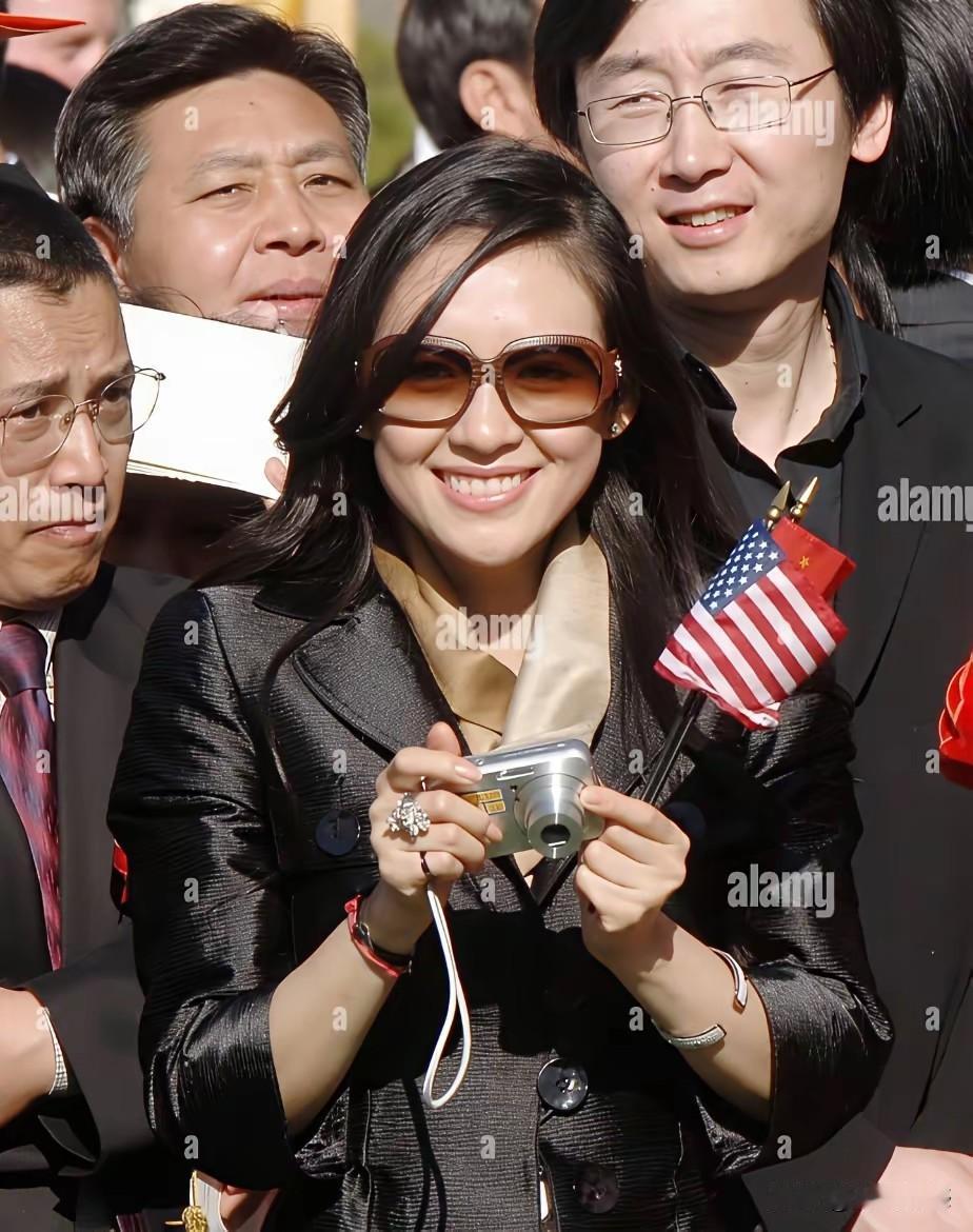 章子怡这张照片拍摄于2006年4月，距今已经20年了，那时候她风华正茂，气质绝佳