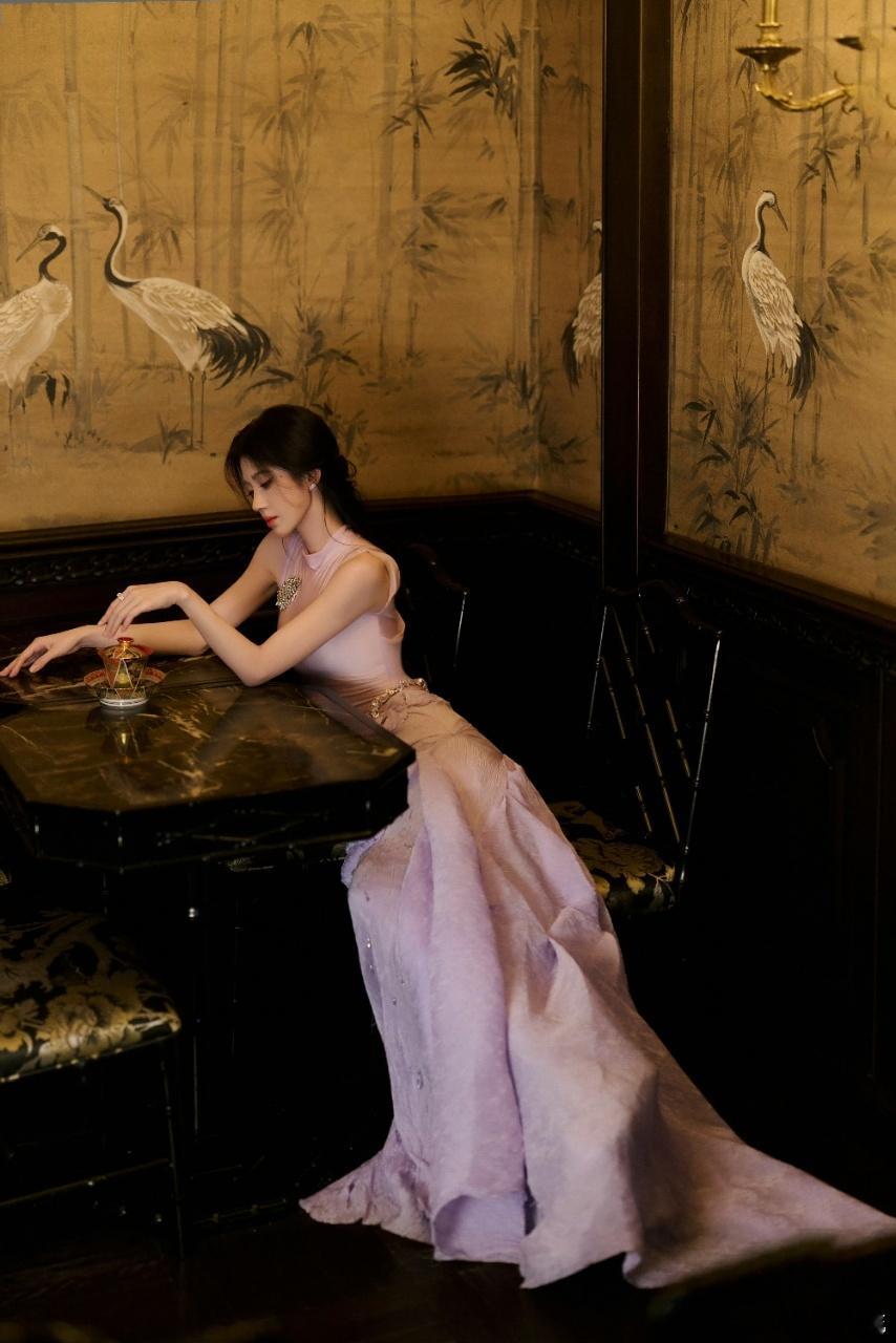 网传鞠婧祎B站跨年每一次鞠婧祎的舞台表演都让人陶醉，《锦鲤抄》和《一舞翩翩》至