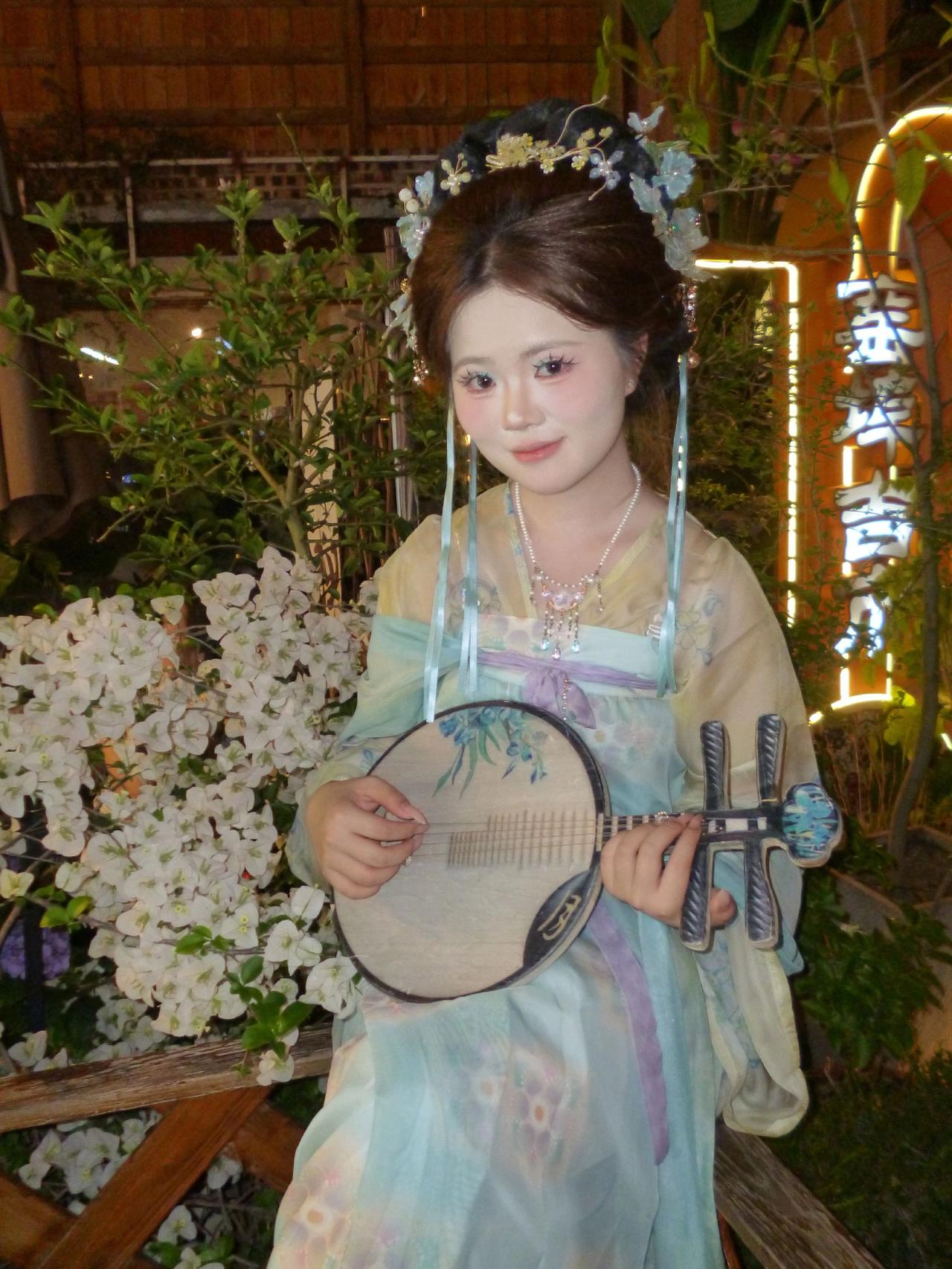 周末的夜晚，偶遇古镇。小姐姐表现力不错，很喜欢拍照！～～摄影约拍原创汉服计划