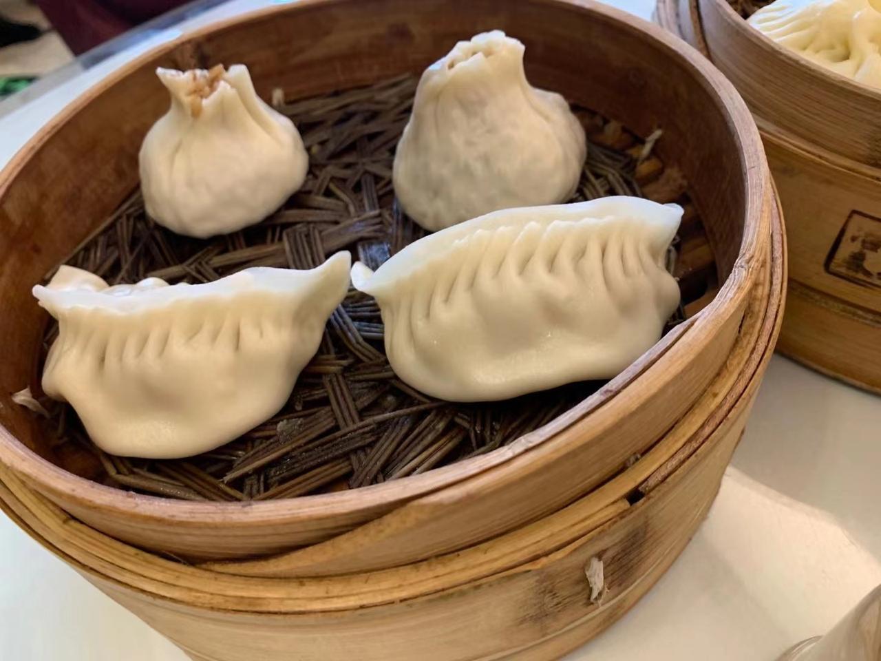 全国被公认为“美食荒漠”的城市主要有北京、上海、杭州、深圳和南京，这一说法多源于