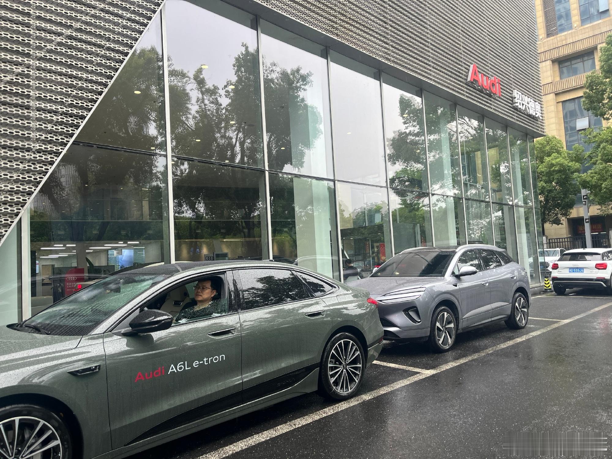 今天，我去一汽奥迪4S店试驾了A6L e-tron乾崑智驾版。先是销售...