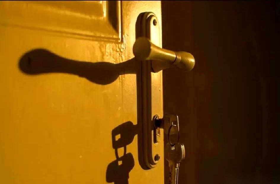 “你今天不上班？”这是楼下那个奶奶，在我家门口，刚用钥匙试图拧开我家门锁失败后