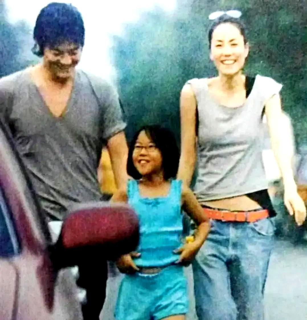 10分钟卖空5000饼窦靖童推门进来，一身黑，头发短得像刚睡醒。李亚鹏递过