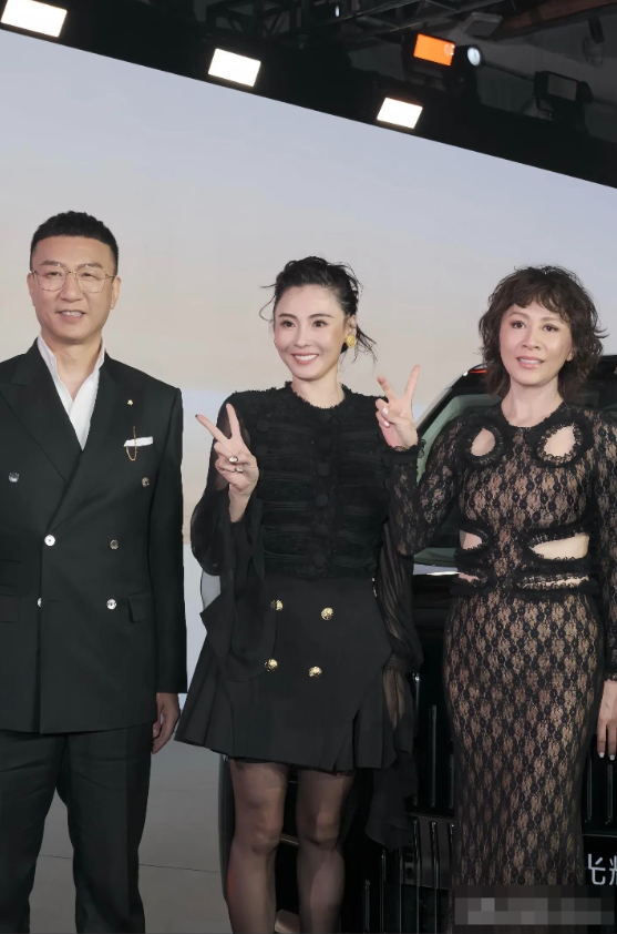 事实证明，女人不能胖，一胖毁所有。三位明星同框，第一眼能被中间的张柏芝吸引了，尽