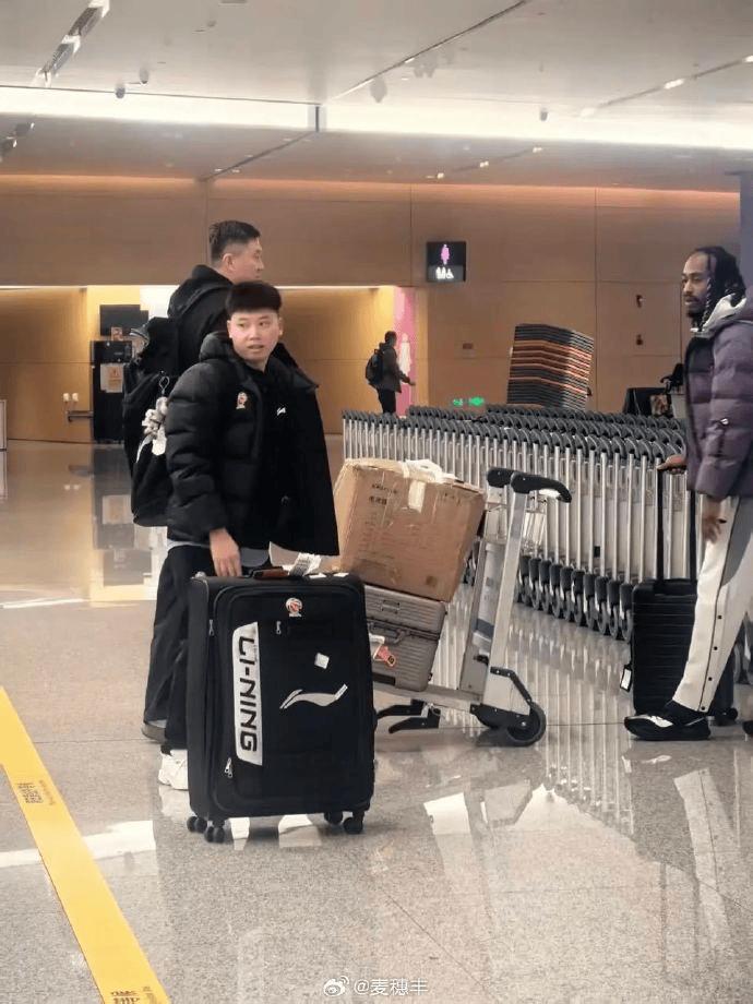 麦考尔已经跟队飞去客场打与新疆队比赛，崔永熙没有现身引起部分广东球迷的不满！