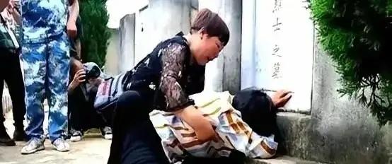 我今天，真的被一个女人给震懵了。她把河南的家产全卖了，一个人跑到云南，在烈士陵园