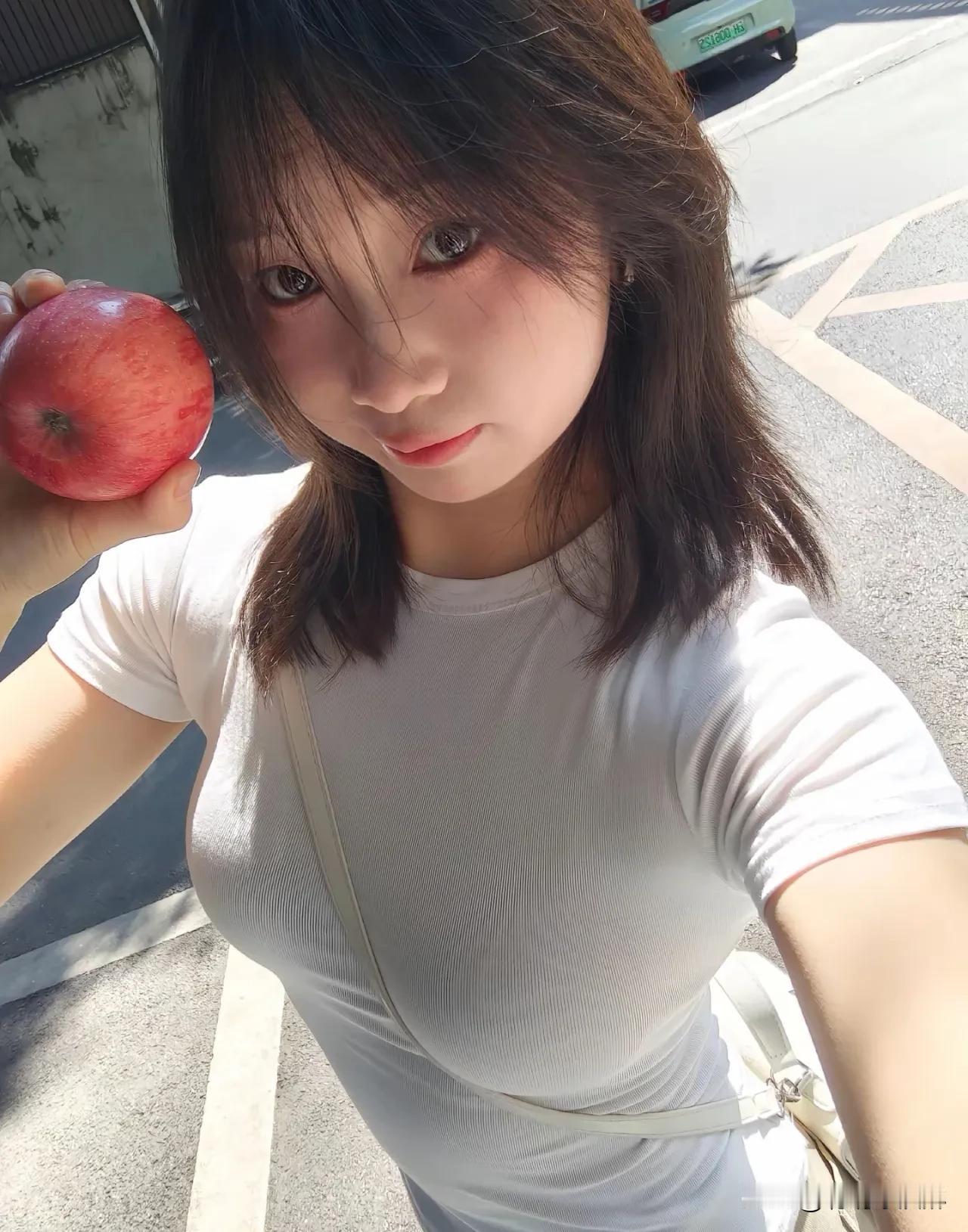 纯白紧身短袖+少女感简约不简单！阳光下自带柔光滤镜，舒适又显气质，回头