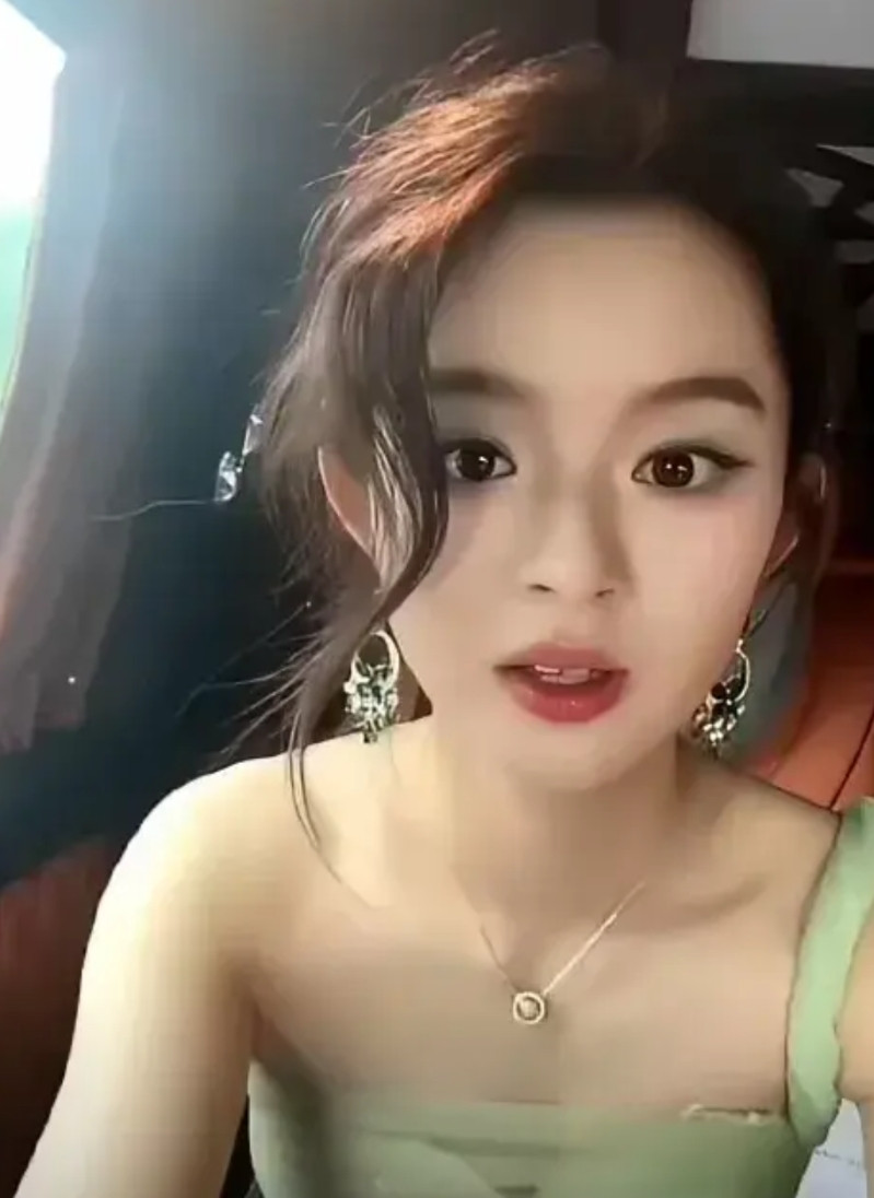这剧情够离奇！重点不在黄杨钿甜，重点在黄杨钿甜的父亲。据网友根据相关信息推算，此