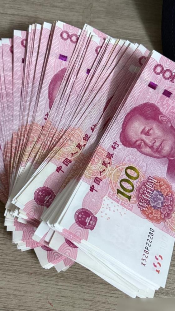 自从儿子贷款买了房子，我老公的工资就保不住了，每月给儿子转4000，我说你应该把