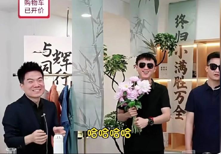 马骞这下失算了，自己给自己挖了个大坑，才几分钟时间，就被董宇辉打扮成了这样。事