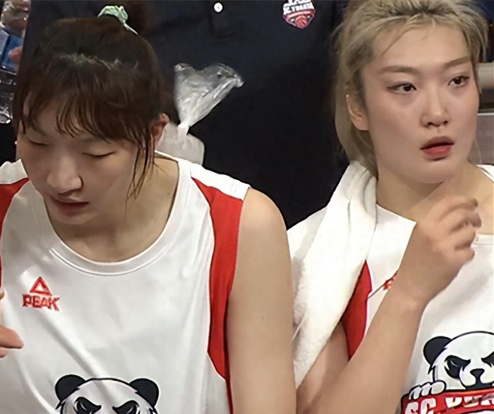 四川女篮输球还真的不能怪裁判。全运会女篮硝烟已散，但争论依然很大，许多人把四川