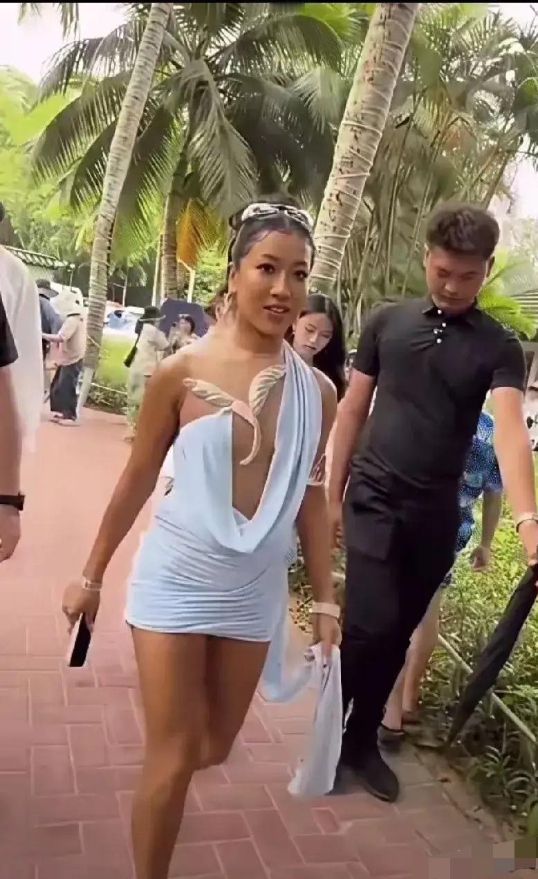 你永远不要怀疑吉克隽逸的衣品，从来都是那么惊世骇俗，不亮瞎别人的眼睛绝不算完。