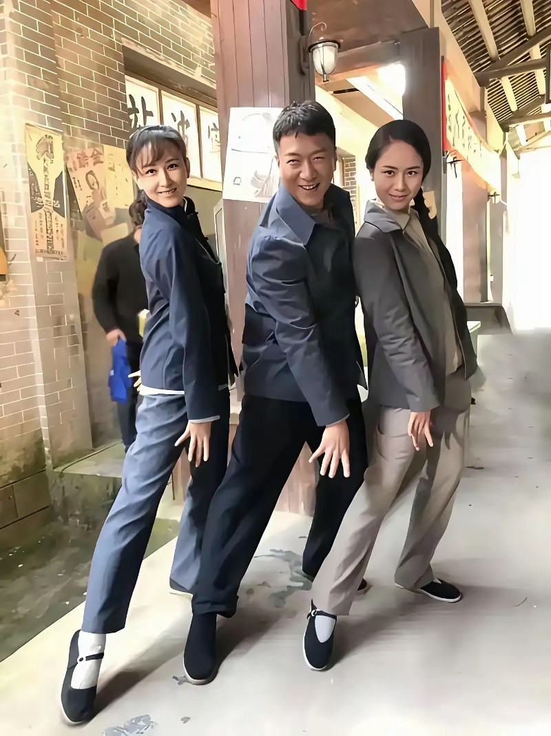 左边的胡静我认识，中间的颜王孙红雷我也认识，右边这个扎着麻花辫的女演员是谁，你们