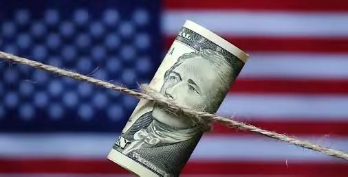 中东打着打着，美债已经干到39万亿，这根本不是数字，是悬在全球头上的不祥之兆。