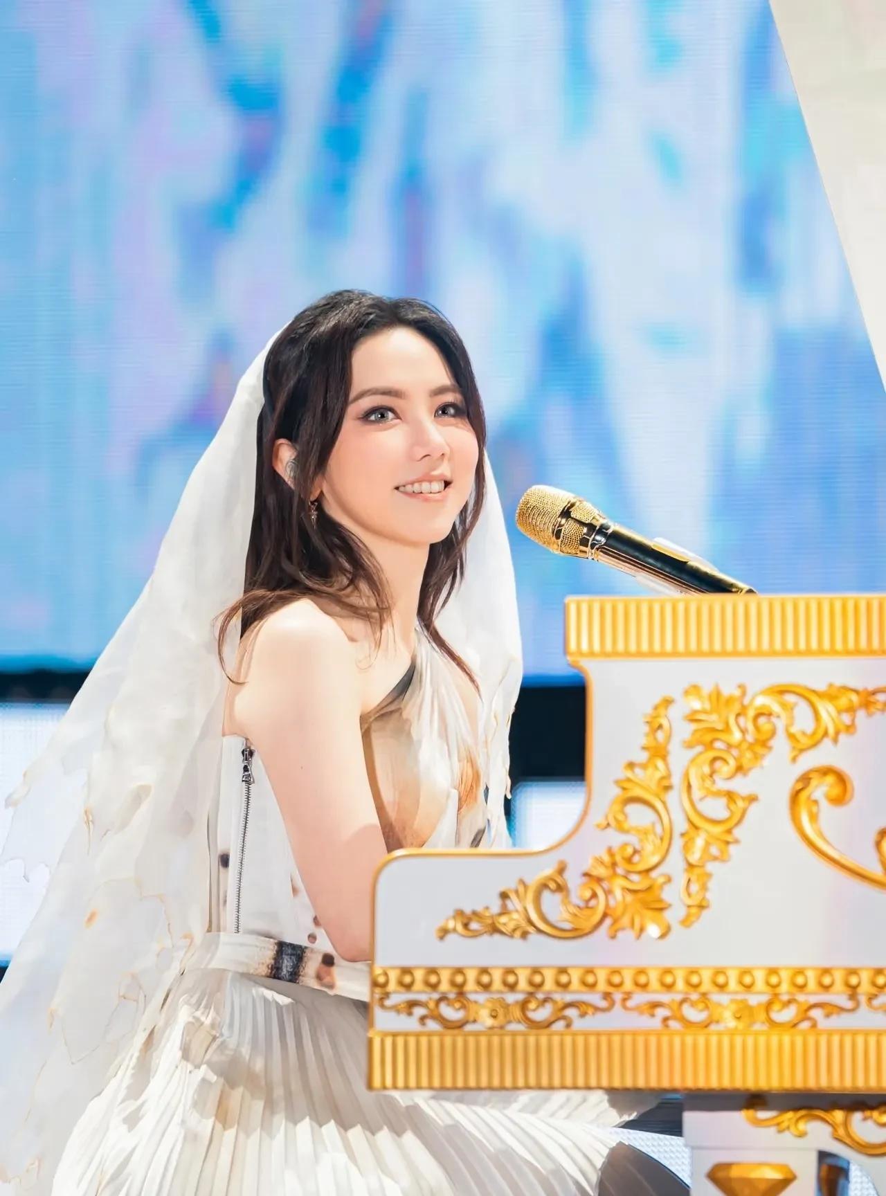 大家只看到了今年歌手上的单依纯有谁还记得2014年《歌手》上的邓紫棋当时