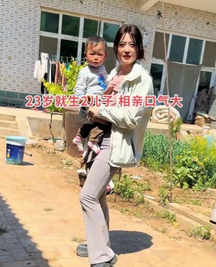 河北23岁离异带俩娃相亲，不要彩礼但有硬性条件，引得众多网友唇枪舌剑，各执一词。