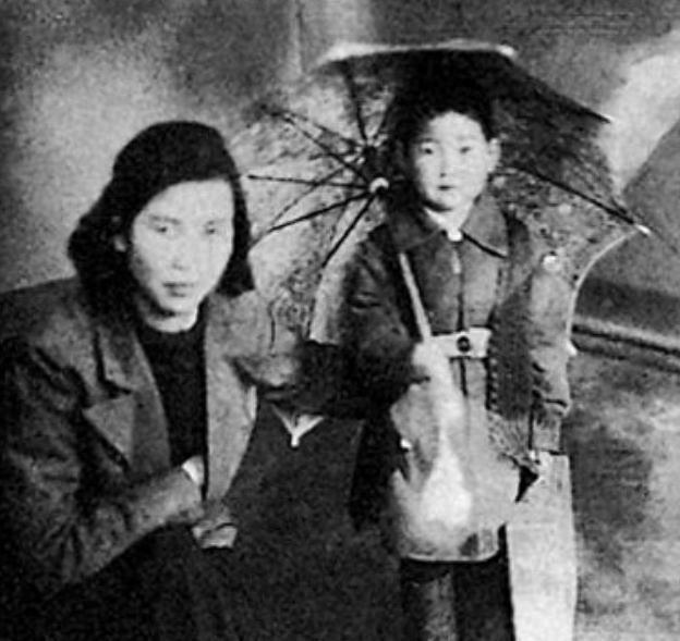 毛主席深夜写下两个字，贺子珍知晓后第一时间联系贺怡，决定让娇娇前往北京，这背后有