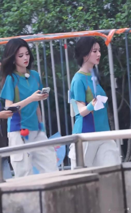 同样的综艺，一个热汗如雨，一个妆容精致