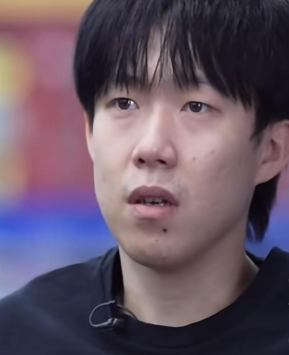 董倩一句话点破王楚钦蜕变真相！初见时那晃着进场的白净小伙，浑身透着"生人勿近"