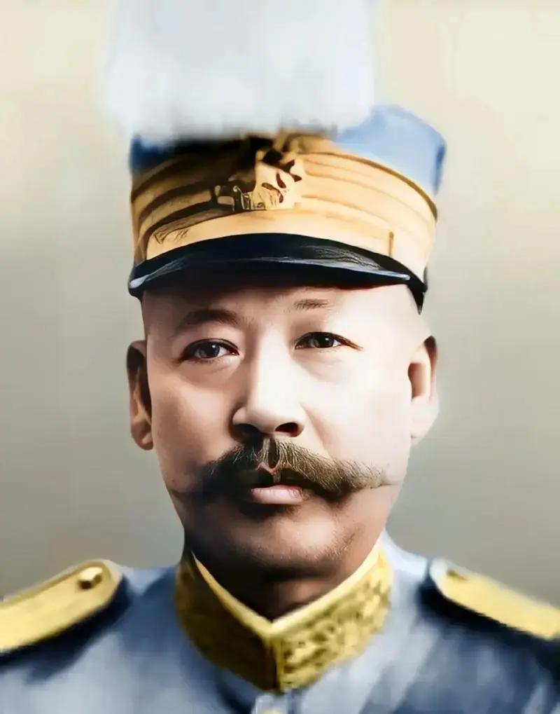 "贿选总统"曹锟，一生被叫"曹三傻子"。可就是这个"傻子"，晚年双目几近失明，在