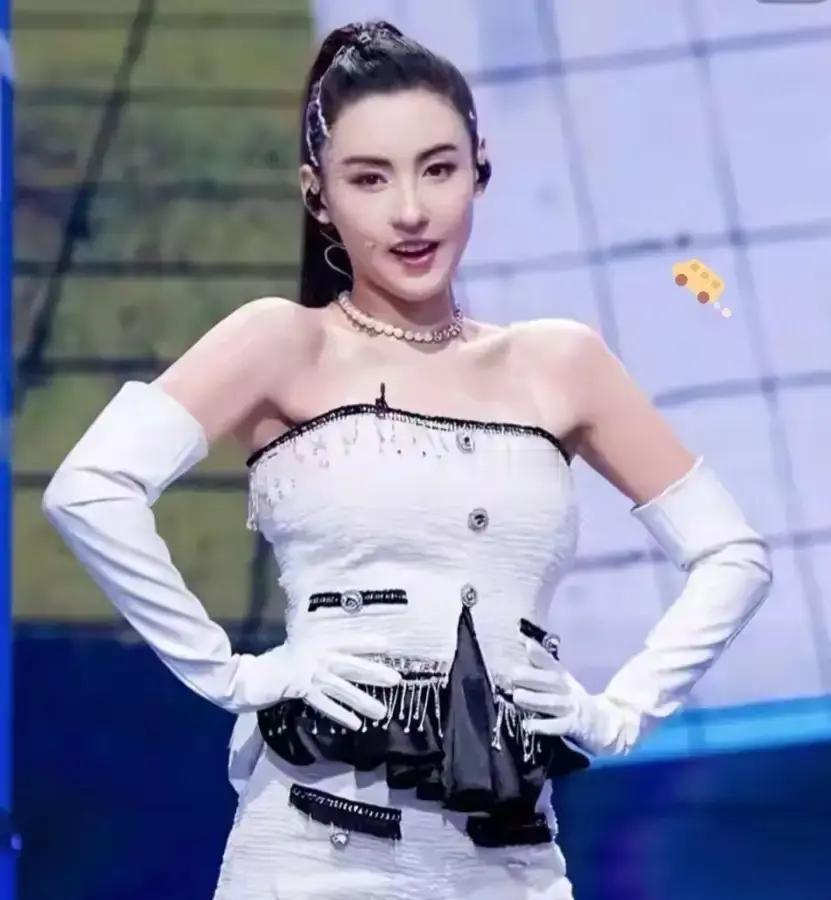 周星驰的新电影，偏偏就定在7月11号上映，很多人还没咂摸出味儿来直到有网友翻
