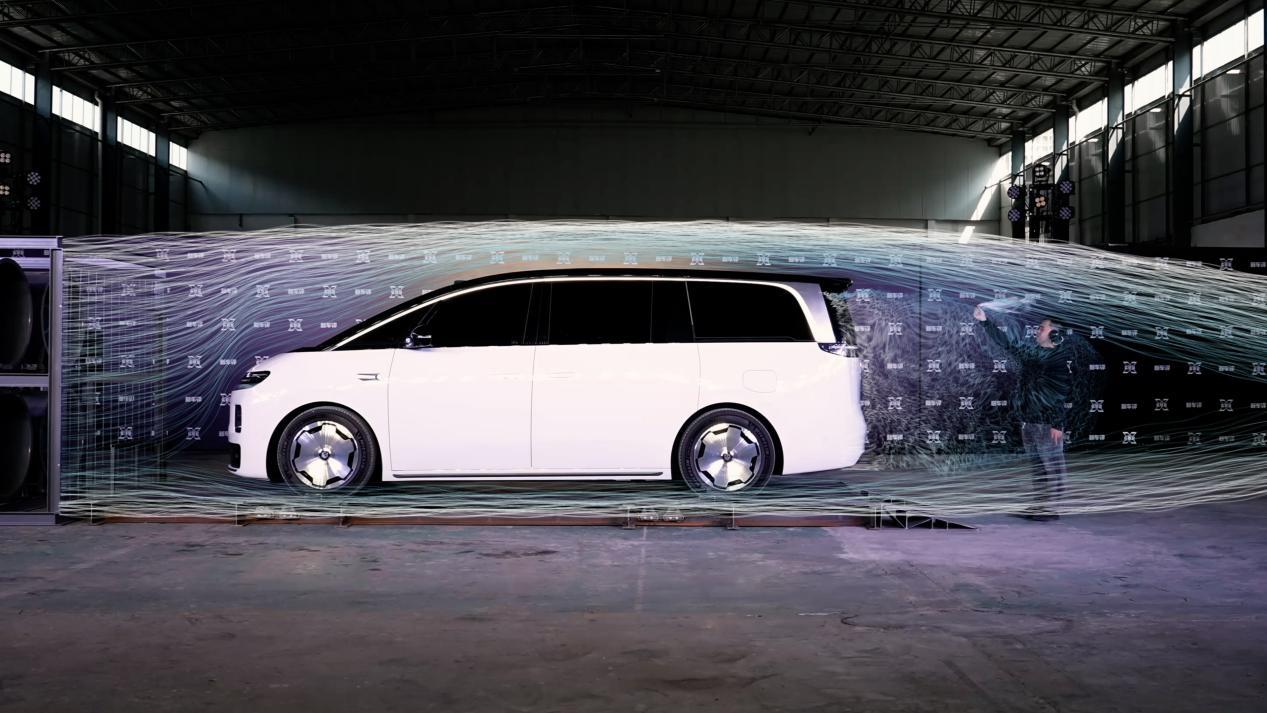 不愧是备受期待的旗舰MPV！零跑D99这记"空气重拳"有多狠？我觉得算，你