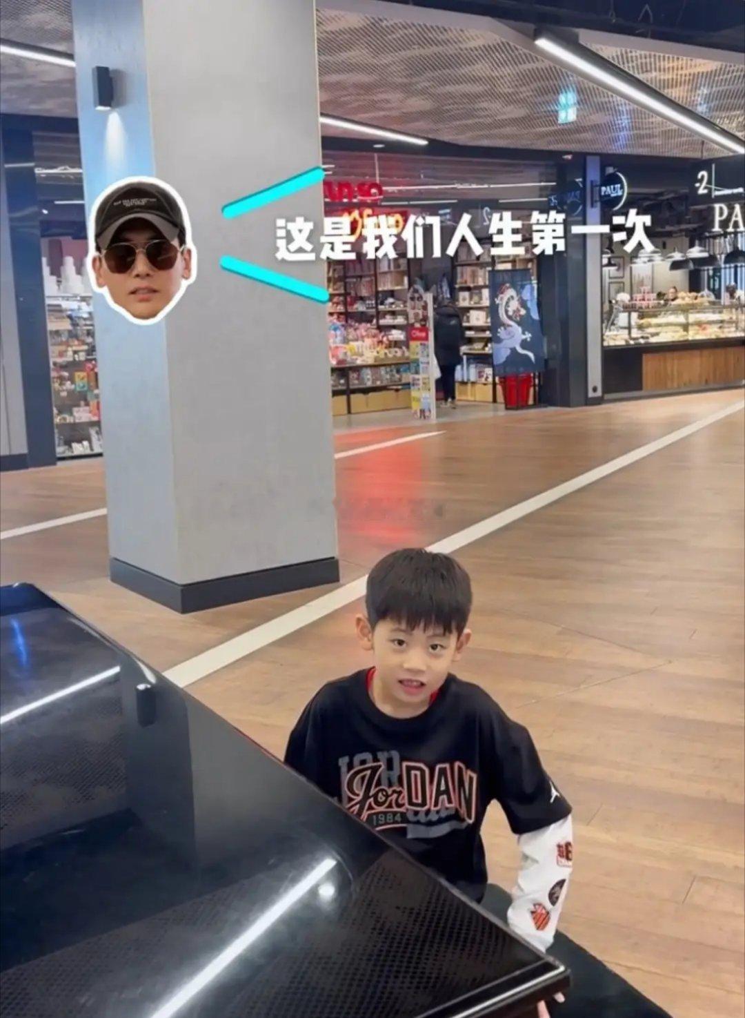 于晓光儿子好厉害，7岁啪嗒商场弹钢琴毫不怯场，多才多艺还超帅​​​