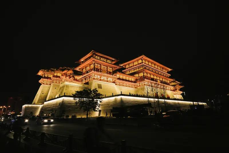 当西安在抖音火爆、开封夜市喧嚣时，洛阳人只是默默拾起一片隋唐的瓦当，继续过他