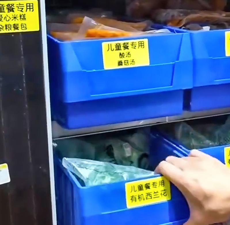 西贝不说话了保质期2年的西兰花、冷冻了1年的南瓜小米粥，这就是给孩子吃的所谓健