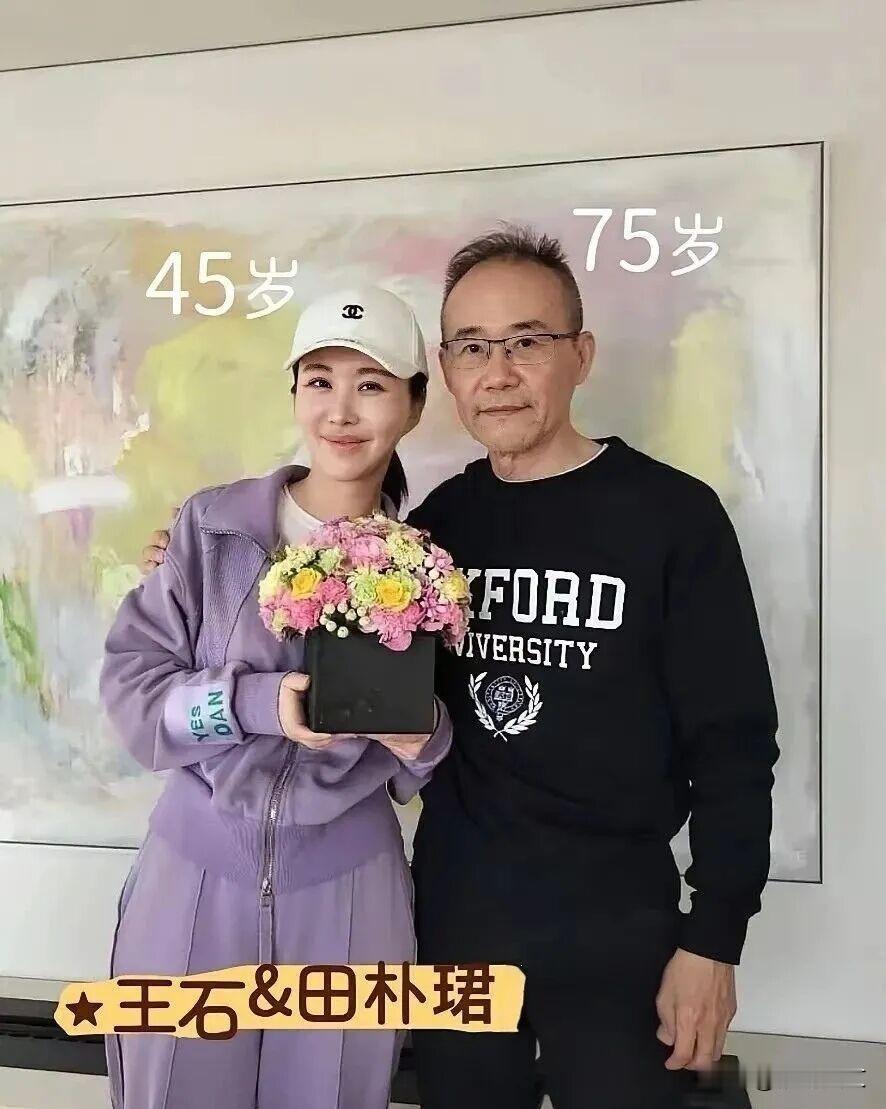 男人难呀！做美女的男人更难！！！瞧王石大佬一天天累的。在外指挥千军万马，在