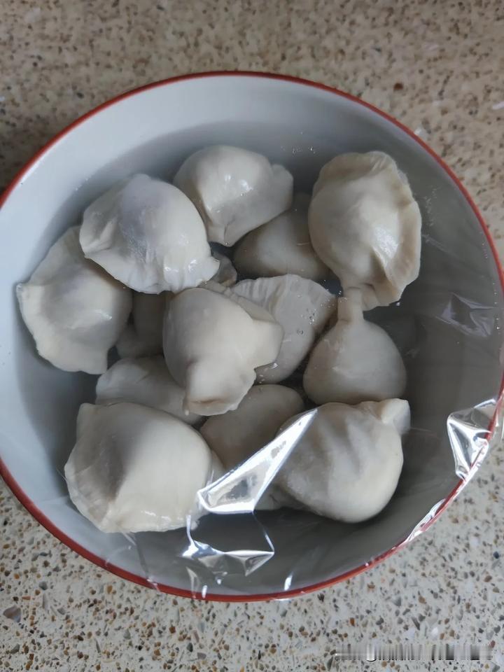 一个人的快餐，真的太快了。上周做的饺子，剩了12个没有煮，今天一个人不想做饭