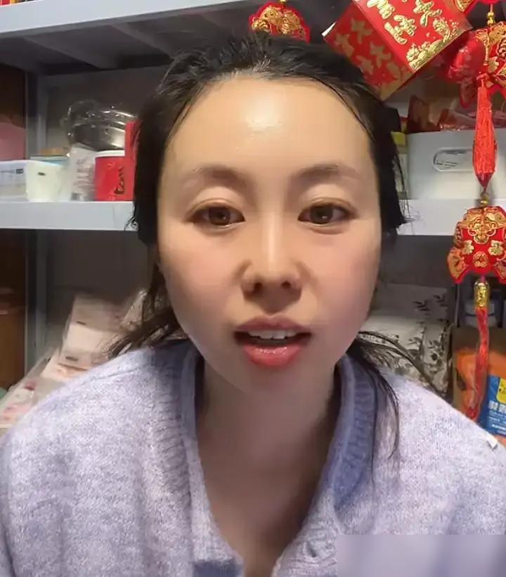 田静开播不到5分钟，在线人数从300跌到130。她盯着屏幕喊“谁又在带节奏”，声