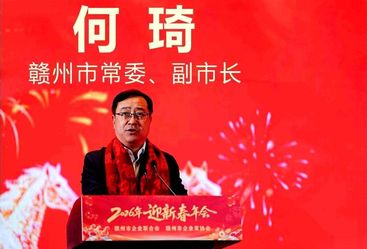 我跟你说，赣州那帮老板的年会，饭局才是主菜，台上的表演都是开胃小菜。地点，锦江