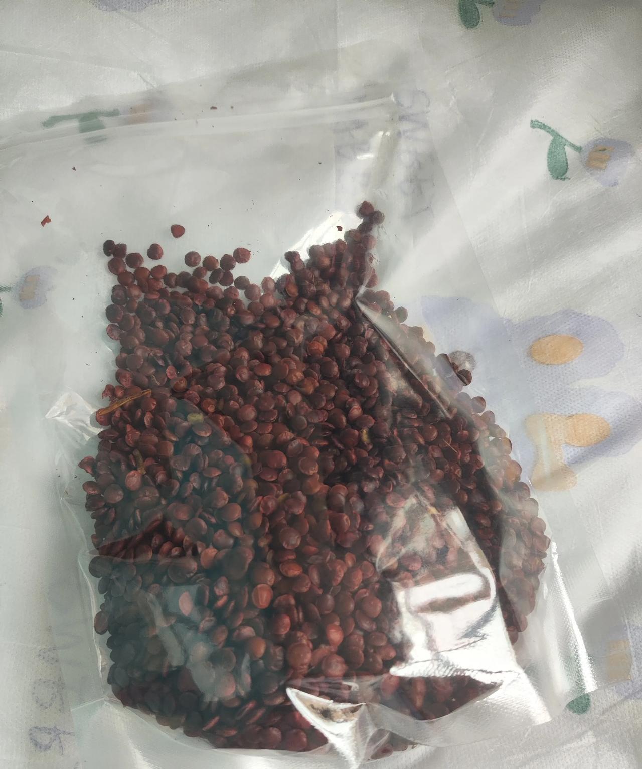 去蓟县玩，朋友打电话让我买一箱麻酱鸡蛋，于是在盘山的一个市场里，我们买了一箱麻酱
