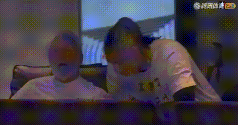 邓肯：文班你大胆，手给我放下去，看我在教练面前多乖！这组镜头有意思：前面文班勾