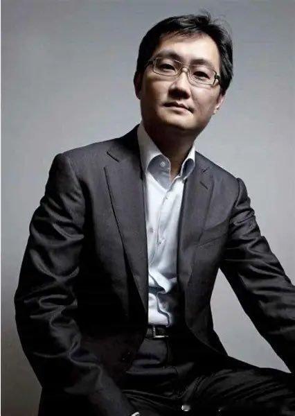 腾讯早年有个鲜为人知的困境：马化腾性格偏内向，又长着一张娃娃脸，出去跟人谈合作，对方一看这年轻人，总