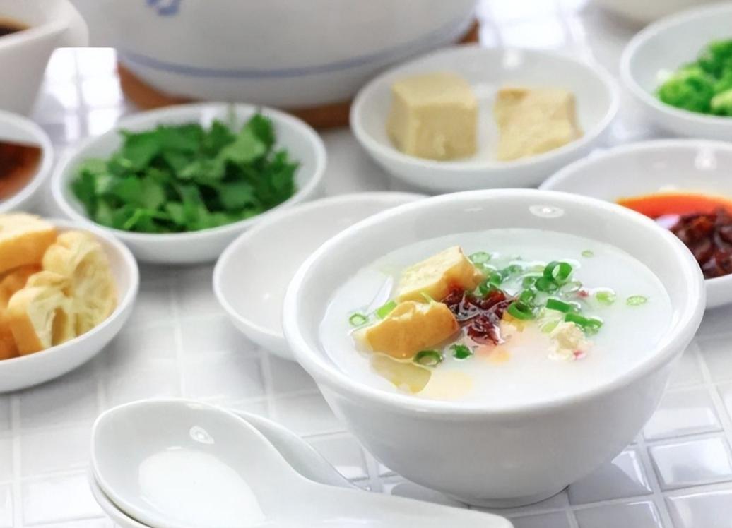 55岁大妈脑梗去世，饮食清淡，常去公园锻炼，医生：错在3个习惯脑梗普遍被以为