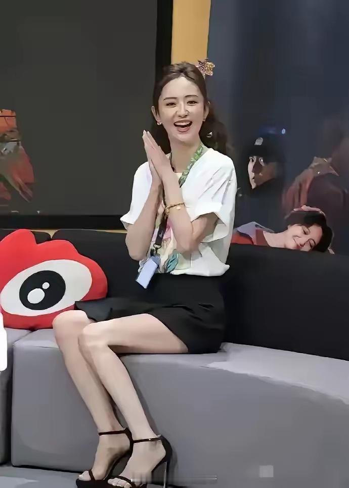 她这么美，皮肤又好，五官精致，搞不懂她老公为什么与她离婚?​​​