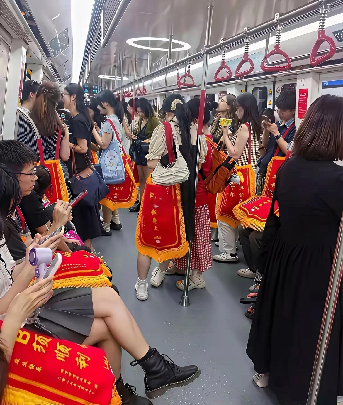 地铁上看到的一幕，这是什么情况呀？太夸张了吧