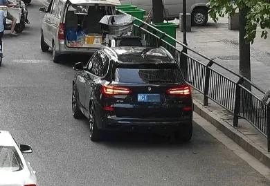 紧急提醒！即日起，公路临时停车开双闪，将罚款200元！交警：回去重考科目一吧